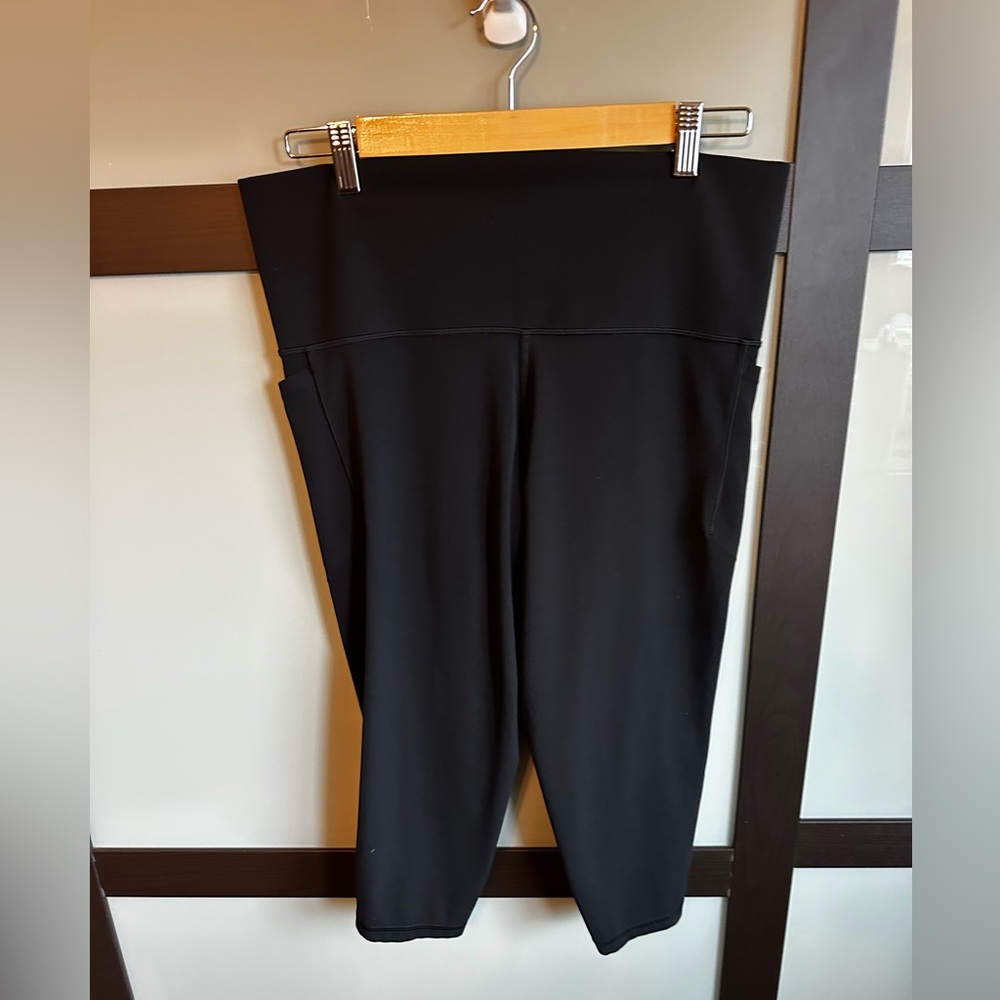 Athleta black Salutation Stash capri, size 1X.